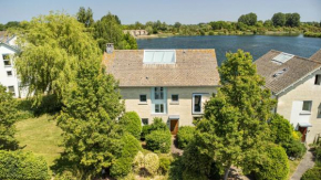 Lakeside property with spa access on a nature reserve Keel House CW23